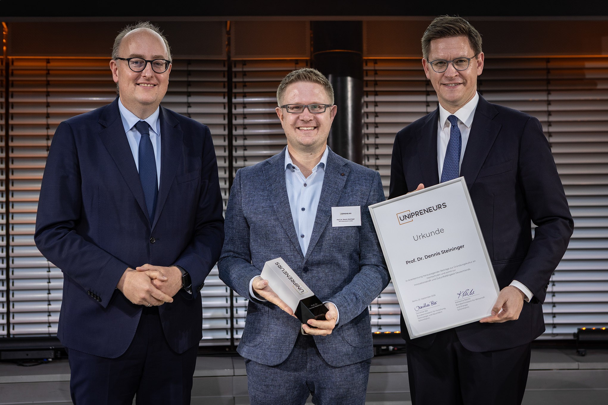 Dennis Steininger (Mitte), Professor für Entrepreneurship an der RPTU Kaiserslautern-Landau, wurde für sein herausragendes Gründungs-Engagement ausgezeichnet